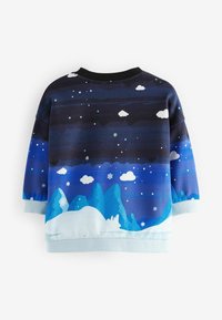 Felpa blu con stampa di una montagna innevata e nuvole, caratterizzata da sfumature di blu e bianco. Il colletto e i polsini a costine aggiungono texture.