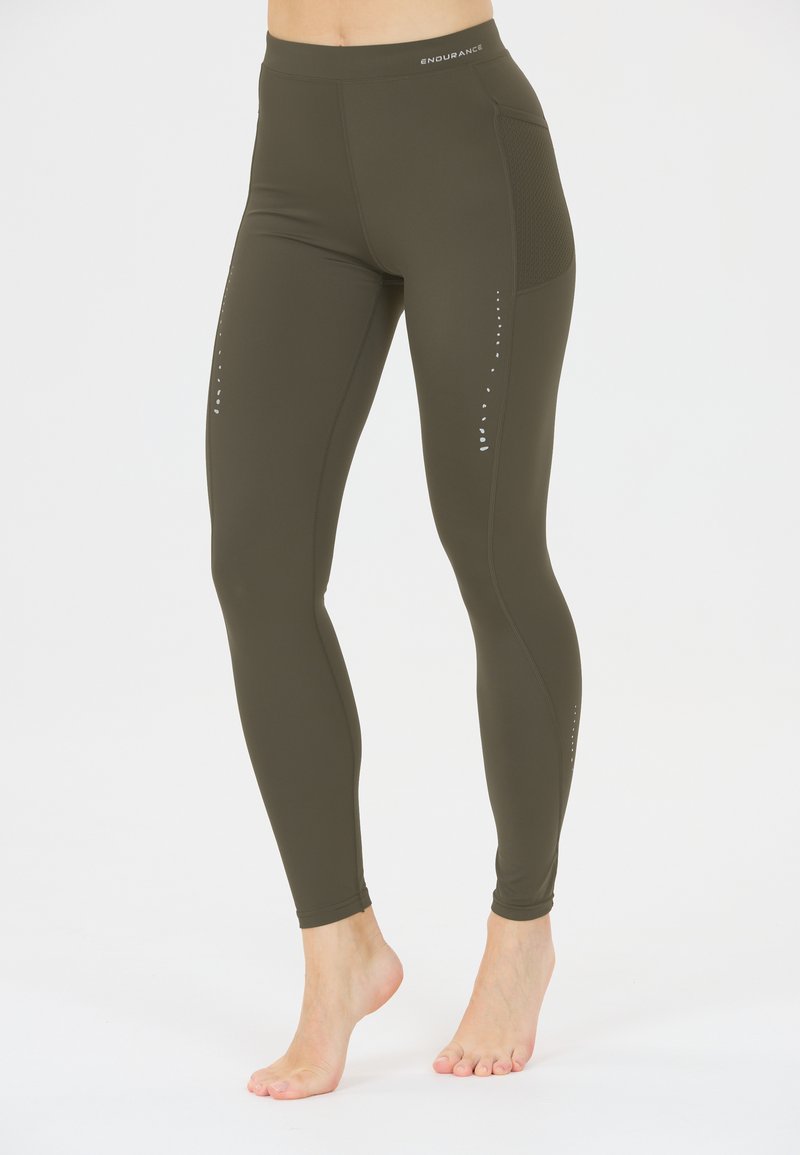 Olivgröna leggings med hög midja, texturerad meshpanel och reflekterande prickmönster längs sidorna för synlighet. Slätt, elastiskt tyg.