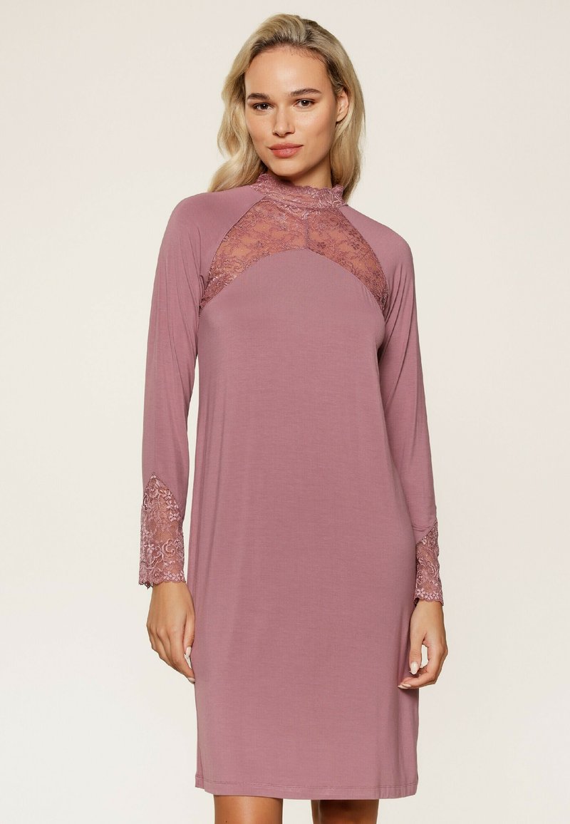 Mauve langemouwjurk met een kant yoke en kantaccenten op de klokmouwen. Zachte, gladde stof met een ontspannen pasvorm en knielange ontwerp.