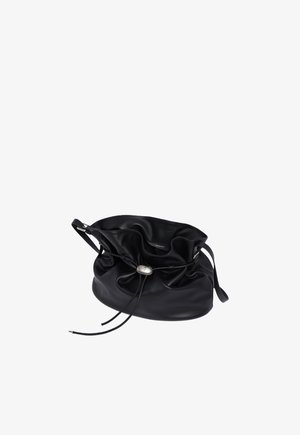 Sort læderbøttepose med en sammenkrølt top, snørelukning og en sølvaccent i midten. Glat tekstur og minimalistisk design.