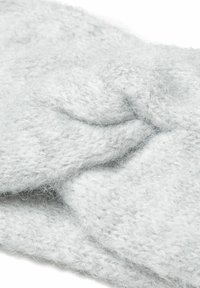 Fascia in maglia di morbido filato grigio chiaro, caratterizzata da un design attorcigliato con una superficie texturizzata e fibre visibili per una maggiore morbidezza.