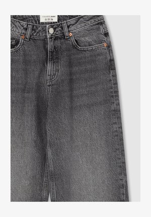 Jeans in denim grigio scuro con una texture scolorita, dotati di cinque tasche, zip a bottone e rivetti in bronzo vicino alle tasche. Design pulito con gamba dritta.