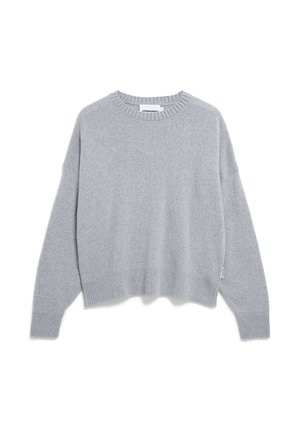 Pull en maille gris clair à manches longues, col ras du cou, avec des poignets et un ourlet côtelés, présenté à plat sur un fond blanc.