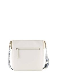 Borsa crossbody in finta pelle bianca con tasca anteriore con zip e una tracolla decorata con motivi geometrici blu e bianchi.
