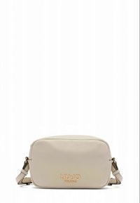 Sac bandoulière en cuir crème de forme rectangulaire, avec logo doré embossé, sangle réglable et texture lisse.