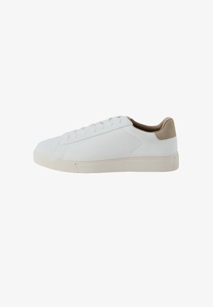 Witte lage sneaker met beige hielaccent, vetersluiting, platte zool en glad leren bovenwerk, vanaf de buitenkant getoond.