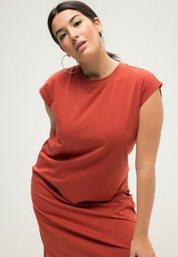 Studio Untold DÉCOLLETÉ ROND FENTE SUR LE CÔTÉ - Žerzejové šaty - brick red