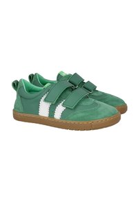 Zapatillas deportivas verdes con dos correas de Velcro, materiales de gamuza y cuero, acentos de rayas blancas y una suela de goma texturizada marrón.