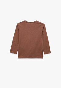 Brązowa koszula z długim rękawem wykonana z miękkiego materiału. Posiada okrągły dekolt i prosty doł. Gładka tekstura bez widocznych wzorów ani akcentów.