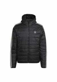 Zwarte pufferjas met capuchon, voorzien van een ritssluiting en witte zijstrepen. Het materiaal is glanzend en doorgestikt, met een klein logo op de borst.