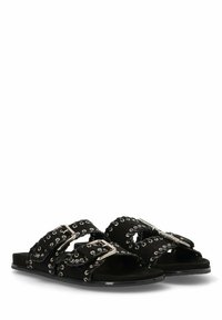 Sandalias de slide negras con dos correas anchas que tienen ojales y hebillas de plata, hechas de un material suave con una suela plana.