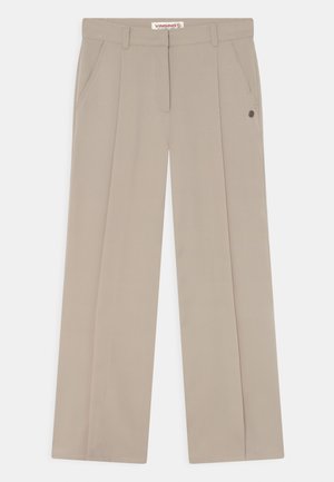 Pantalons larges beige en tissu lisse avec poches avant, passants de ceinture et un bouton décoratif sur le côté.