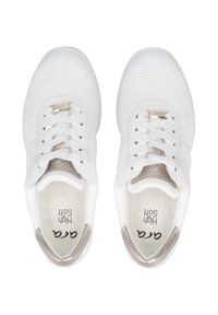 Baskets en maille blanches avec un accent lisse gris-argenté sur le talon. Dotées de lacets blancs plats et d'une semelle intérieure rembourrée marquée "High Soft."