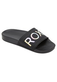 Zwarte slipperslide met een getextureerde rubberen zool en een brede band met iriserende "ROXY"-letters. Zacht, synthetisch materiaal. Vlak ontwerp.