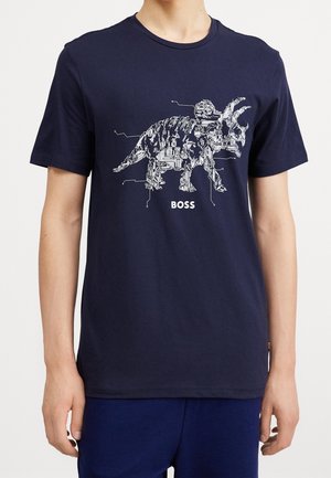 Granatowy bawełniany t-shirt z białym nadrukiem dinozaura z mechanicznymi detalami oraz napisem "BOSS" na dole.