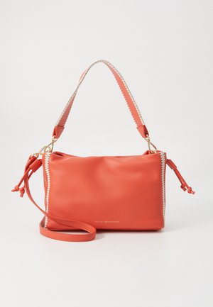 Korale torebka skórzana z teksturowym wykończeniem, z akcentami w kolorze złotym, odczepianym paskiem na ramię i kontrastowym przeszyciem.