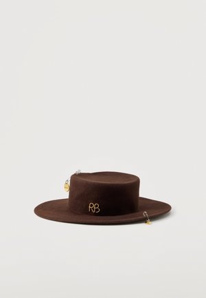 RUSLAN BAGINSKIY, CHAIN STRAP CANOTIER - Шапка - brown