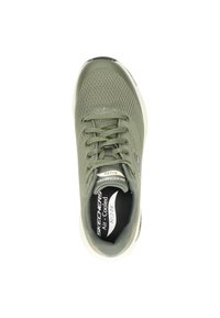 Zapatilla de malla verde con diseño de cordones, cuello acolchado y suela ligera; presenta la marca "Air-Cooled Arch Fit" en el interior.