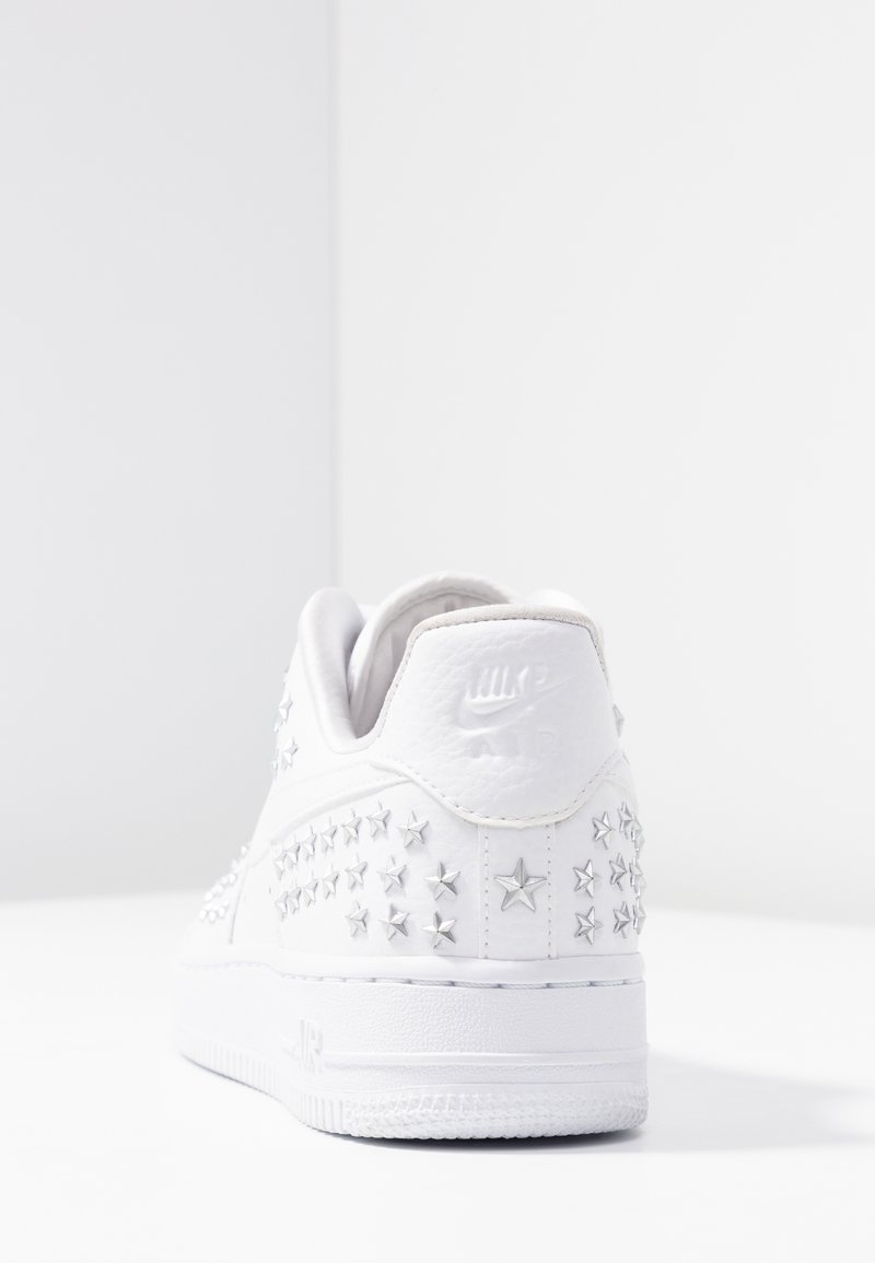 Weiße Leder-Sneaker mit silbernen Stern-Applikationen an den Seiten und der Ferse. Mit abgerundetem Zehenbereich und strukturiertem Gummisohlen.
