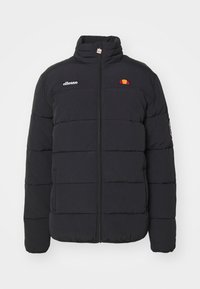 Sort pufferjakke med høj krave, frontlynlås, "ellesse" tekstlogo på venstre bryst og orange-rød halvcirkel-logo på højre bryst.