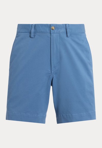 Shorts décontractés bleus pour hommes avec passants de ceinture, bouton sur le devant et fermeture éclair sur un fond uni clair.