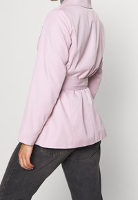 ONLY Petite Tunn jacka - lilac