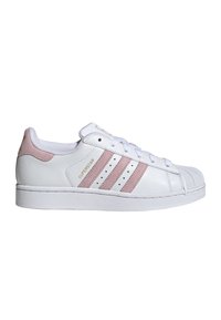 Λευκό παπούτσι Adidas Superstar με ροζ σουέντ ρίγες και ταμπέλα στη φτέρνα, λαστιχένια μύτη και λογότυπο "Superstar" στο πλάι.