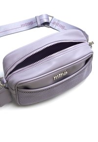 Lilafarbene Umhängetasche mit glattem Lederaußenmaterial, einer Netzfronttasche, doppelten Reißverschlüssen und einem verstellbaren Tragegurt mit geprägter Markenlogo.