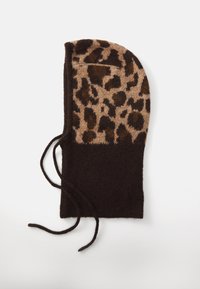 Pletena kapa u smeđoj boji s leopard uzorkom na vrhu u nijansama bež i tamnosmeđe. Ima vezice za sigurno pričvršćivanje. Mekana tekstura.