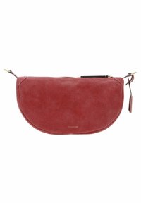 Clutch de ante rojo con herrajes en tono dorado, cierre de cremallera y forma redondeada. Presenta una pequeña etiqueta colgante y un detalle de logo en relieve.