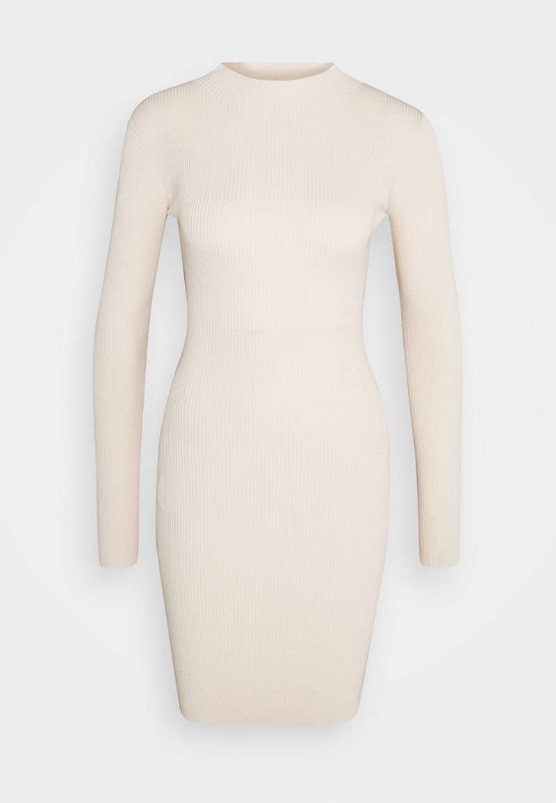Robe moulante en maille côtelée couleur crème, manches longues, encolure ronde, silhouette ajustée et longueur au genou.