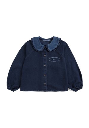 Donkerblauw overhemd met lange mouwen en knopen, elastische manchetten en een gerimpelde blauwe kraag, met kleine witte tekst op de linkerborst.