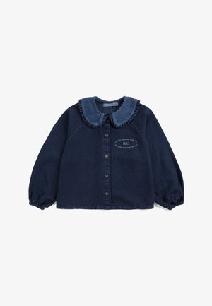 Dunkelblaues Hemd mit langen Ärmeln und Knöpfen, elastischen Bündchen und einem gerafften blauen Kragen, mit kleinem weißem Text auf der linken Brust.