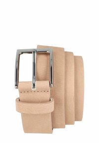 Tan leren riem met een vierkante zilveren metalen gesp. Kenmerkt zich door een gladde textuur en meerdere gaten voor verstelbare maat.