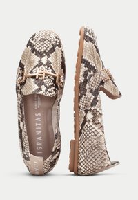 Bruine en beige loafers met slangenprint en een gestructureerde afwerking, voorzien van een goudkleurige accentband en een lichtgewicht rubberen zool.