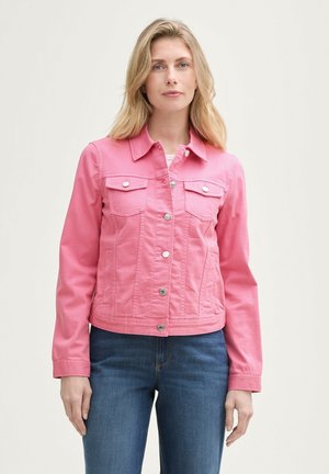 Veste en denim rose avec un col, fermeture boutonnée sur le devant et deux poches poitrine, associée à un jean bleu. Texture lisse et design ajusté.