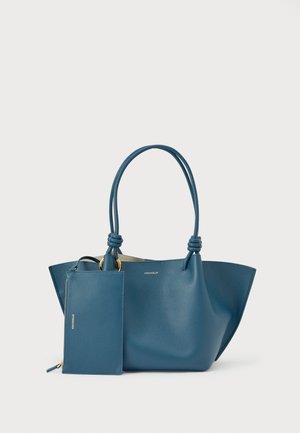 Sac à main en cuir bleu avec deux anses nouées et une pochette assortie à fermeture éclair attachée, présenté sur un fond blanc uni.