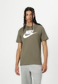 Nike Sportswear - TEE ICON FUTURA  - Print T-shirt - medium olive Thumbnail Image 1
