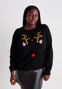 Schwarzer Pullover mit Rentierkopf-Design, goldglänzenden Geweihen, grünen und roten Akzenten und einer strukturierten roten Nase. Weicher Stoff, lässige Passform.