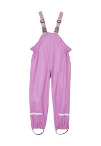 Peto impermeable rosa tamaño infantil con tirantes ajustables, cintura elástica, estribos en los tobillos y bandas reflectantes encima de los puños.