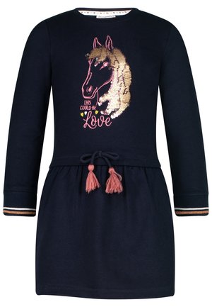 Abito a maniche lunghe blu navy con grafica di un cavallo, dettagli in paillettes, testo "THIS COULD BE Love", vita aderente e accenti di nappine rosa.