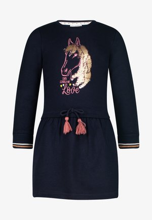 Marineblauwe jurk met lange mouwen, voorzien van een paardenafbeelding, pailletten, de tekst "THIS COULD BE Love," een ceintuur in de taille en roze kwastaccenten.
