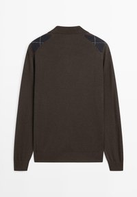 Maglione marrone con maniche lunghe, colletto a camicia e toppe scure a contrasto sulle spalle con dettaglio a motivo a quadri.