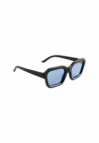 Ochelari de soare dreptunghiulari negri cu lentile de un albastru deschis. Ramele groase au o finisare mată și un design geometric. Temele subțiri, curbate.