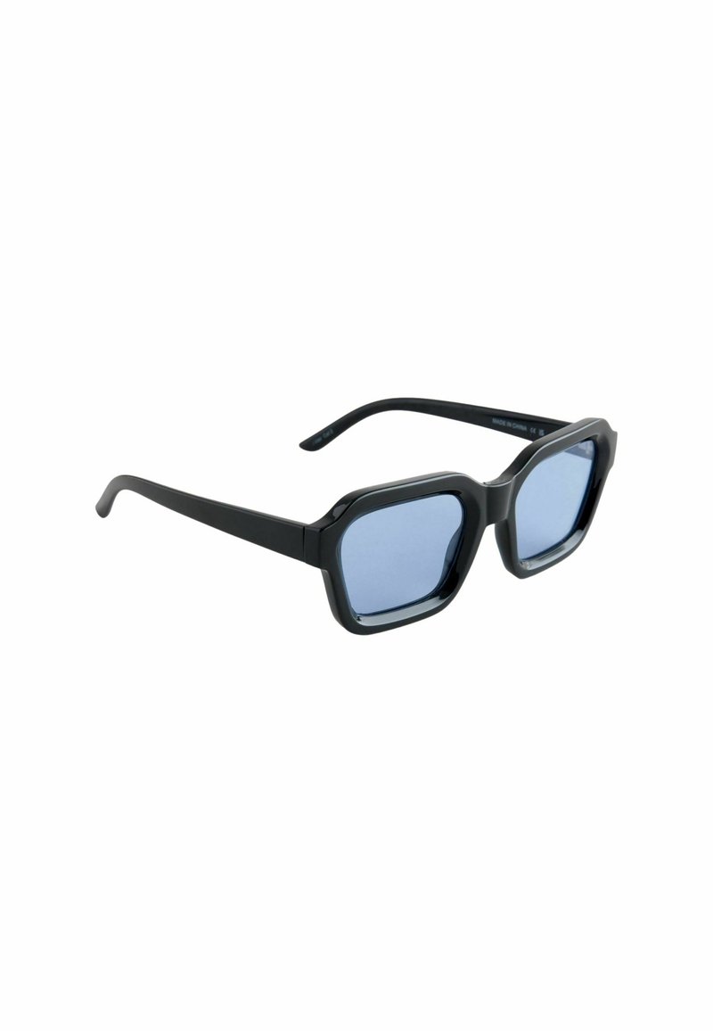 Ochelari de soare dreptunghiulari negri cu lentile de un albastru deschis. Ramele groase au o finisare mată și un design geometric. Temele subțiri, curbate.