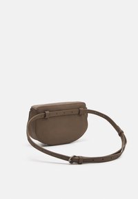 Bolso cruzado de cuero marrón con forma redondeada, correa ajustable y un acabado texturizado. Presenta un cierre superior con cremallera y un diseño minimalista.