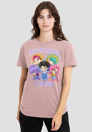 KPOP DEMON HUNTERS SAJA BOYS BIRTHDAY CREW GROUP - Print T-shirt - pink