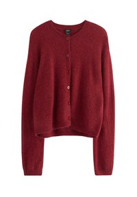 Rød strikket cardigan med lange ærmer, rund halsudskæring og fem forreste knapper. Blød tekstur og en afslappet, cropped pasform.