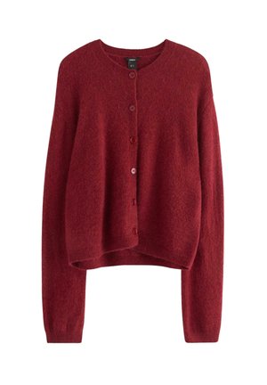 Cardigan rosso lavorato a maglia con maniche lunghe, scollatura rotonda e cinque bottoni frontali. Texture morbida e vestibilità rilassata e cropped.