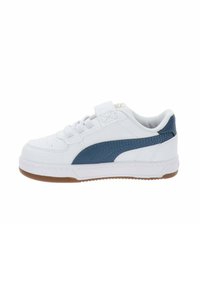 Sneaker bianco con una striscia laterale blu, superiore in pelle testurizzata, chiusura tradizionale con lacci e strap a strappo, e suola in gomma naturale.